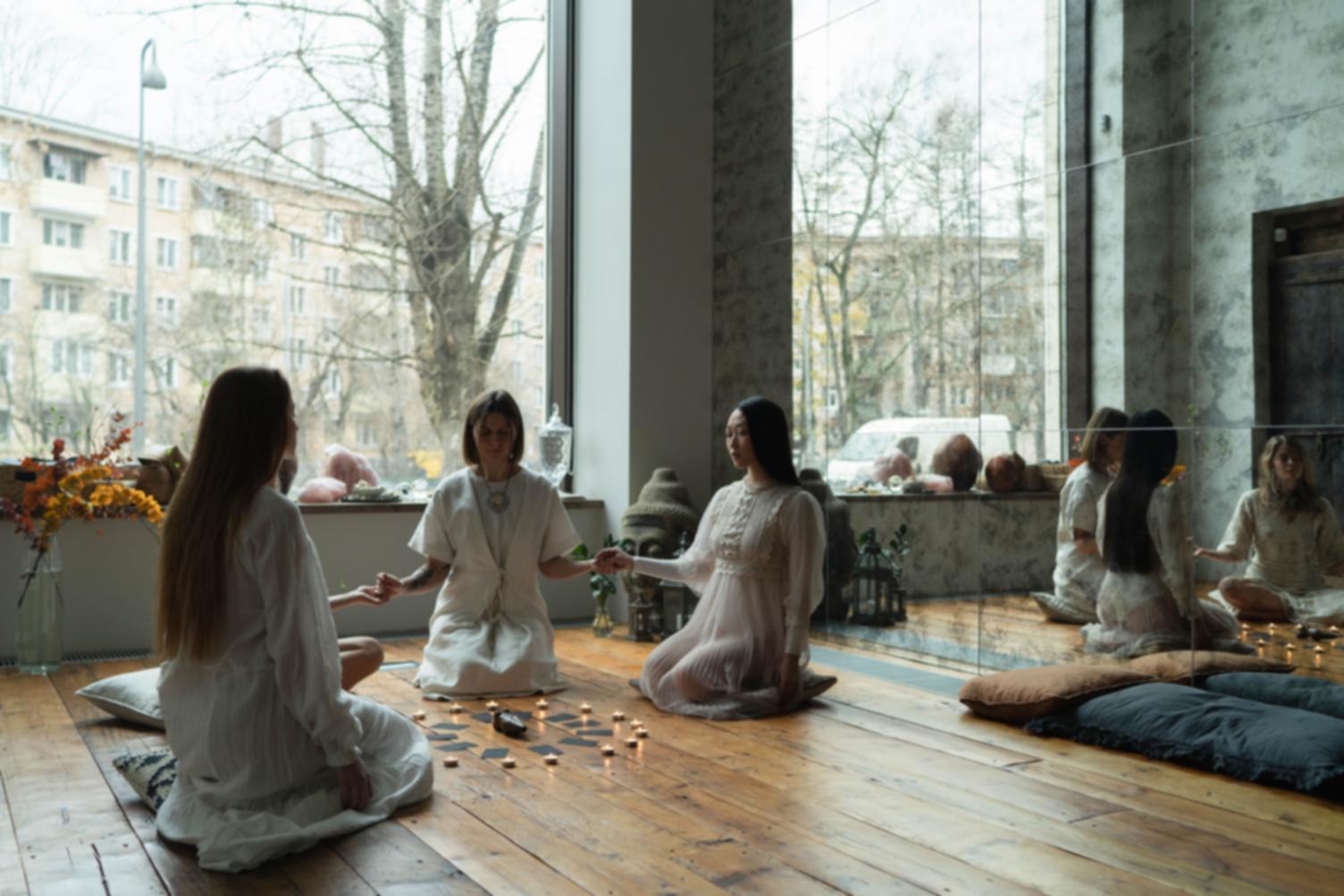 Espace de méditation familiale aménagé avec coussins et lumière naturelle